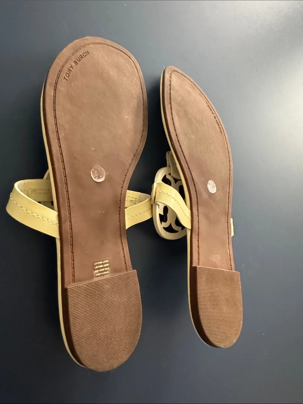 Tory Burch Leather Logo Thong Sandals in Light Beige